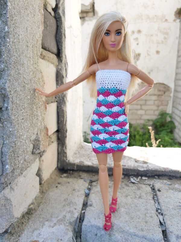 Kolmevärviline kleit Barbie nukule