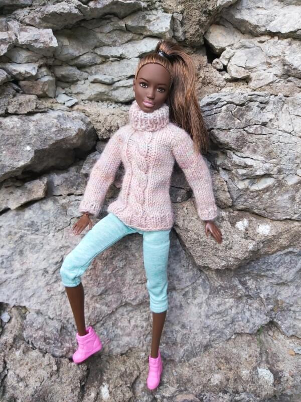 Kõrge kaelusega kampsun Barbie nukule